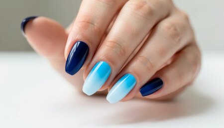 42 Ideias de UNHA EM GEL DECORACAO AZUL que Você Vai Amar (Fácil) Mãos com unhas de gel azul degradê, manicure perfeita