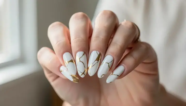 13 UNHA DECORADA BRANCA COM DOURADO (Fotos e Tendências)