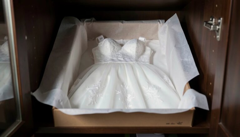 Como preservar o vestido de festa e de noiva Vestido de noiva guardado em caixa livre de ácido com papel neutro.