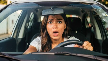 Pedra bateu no para-brisa: o que fazer imediatamente? Motorista brasileira surpresa com pedra no para-brisa
